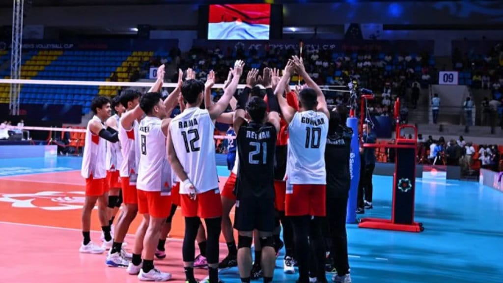 Tim nasional voli putra Indonesia saat melawan Thailand pad lanjutan Grup B AVC Cup Men 2026 di Ahmedabad, India, Selasa (23/6/2026). Merah Putih menang dengan skor 3-2 (19-25, 25-19, 25-22, 23-25, 15-10). (ANTARA/HO-AVC) Timnas voli putra Indonesia