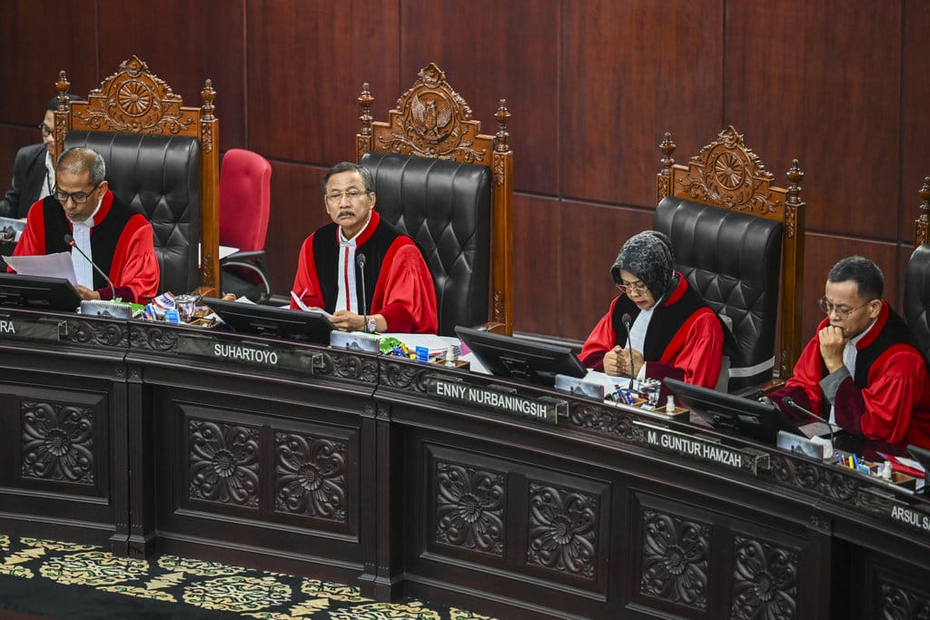 Ketua Mahkamah Konstitusi (MK) Suhartoyo (kedua kiri) didampingi Wakil Ketua MK Saldi Isra (kiri), Hakim Konstitusi Enny Nurbaningsih (kedua kanan) dan M. Guntur Hamzah (kanan), memimpin sidang pengucapan putusan uji materiil undang-undang (UU) di Gedung Mahkamah Konstitusi, Jakarta, Senin (29/6/2026). MK menggelar sidang pengucapan putusan atas 29 permohonan uji materiil undang-undang, salah satunya memutuskan menolak seluruh permohonan uji materi terhadap Undang-Undang Nomor 2 Tahun 2002 tentang Kepolisian Negara Republik Indonesia (UU Polri) dalam perkara Nomor 193/PUU-XXIV/2026. ANTARA FOTO/Galih Pradipta/kye MK gelar sidang putusan 29 permohonan uji materiil