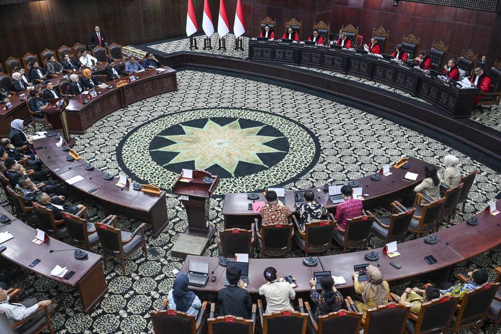 Ketua Mahkamah Konstitusi (MK) Suhartoyo (kelima kanan) memimpin sidang pengucapan putusan uji materiil undang-undang (UU) di Gedung Mahkamah Konstitusi, Jakarta, Senin (29/6/2026). MK menggelar sidang pengucapan putusan atas 29 permohonan uji materiil undang-undang, salah satunya memutuskan menolak seluruh permohonan uji materi terhadap Undang-Undang Nomor 2 Tahun 2002 tentang Kepolisian Negara Republik Indonesia (UU Polri) dalam perkara Nomor 193/PUU-XXIV/2026. ANTARA FOTO/Galih Pradipta/kye MK gelar sidang putusan 29 permohonan uji materiil