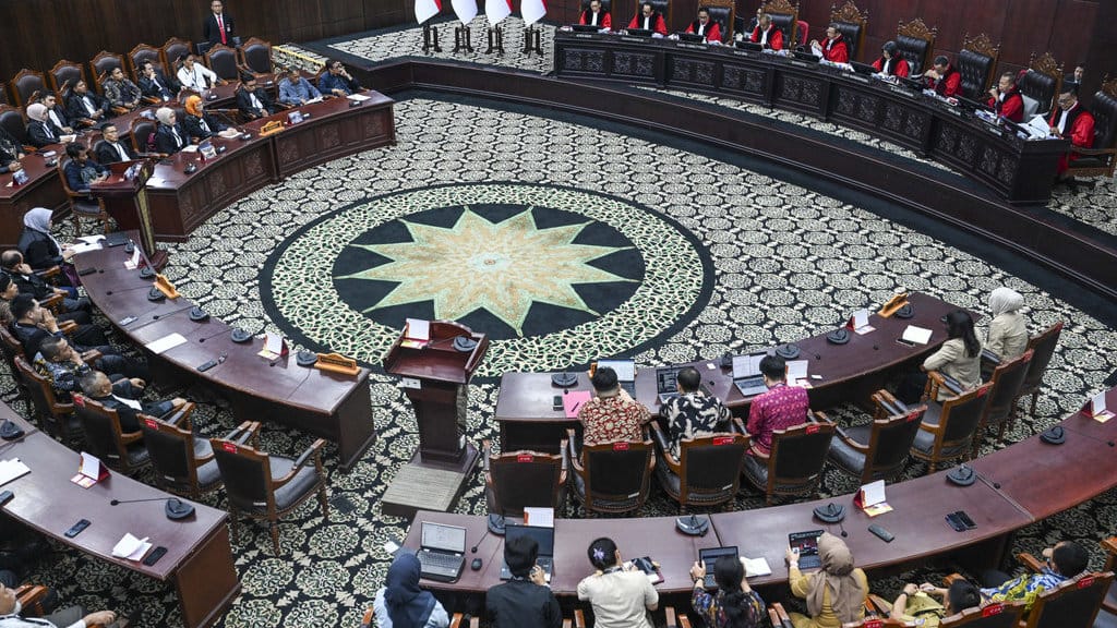 Ketua Mahkamah Konstitusi (MK) Suhartoyo (kelima kanan) memimpin sidang pengucapan putusan uji materiil undang-undang (UU) di Gedung Mahkamah Konstitusi, Jakarta, Senin (29/6/2026). MK menggelar sidang pengucapan putusan atas 29 permohonan uji materiil undang-undang, salah satunya memutuskan menolak seluruh permohonan uji materi terhadap Undang-Undang Nomor 2 Tahun 2002 tentang Kepolisian Negara Republik Indonesia (UU Polri) dalam perkara Nomor 193/PUU-XXIV/2026. ANTARA FOTO/Galih Pradipta/kye MK gelar sidang putusan 29 permohonan uji materiil