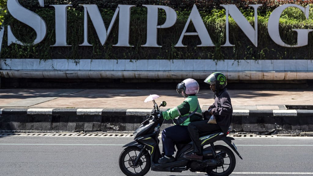 Pengendara ojek daring mengangkut penumpang di kawasan Simpang Lima, Semarang, Jawa Tengah, Senin (29/6/2026). Pemerintah melalui Kementerian Perhubungan mempersiapkan regulasi pembatasan komisi ojek online (ojol) sebesar 8 persen yang akan diberlakukan pada 1 Juli 2026 dan difokuskan bagi layanan roda dua karena layanan tersebut memiliki jumlah pengguna dan mitra pengemudi terbanyak. ANTARA FOTO/Aprillio Akbar/kye Regulasi pembatasan komisi ojek daring