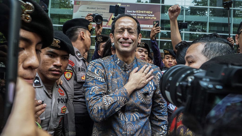 Terdakwa kasus dugaan korupsi pengadaan Chromebook di lingkungan Kemendikbudristek, Nadiem Anwar Makarim (tengah) meninggalkan Pengadilan Tipikor usai sidang putusan di Pengadilan Tipikor, Jakarta, Selasa (30/6/2026). Majelis hakim menjatuhkan vonis kepada Nadiem Makarim 10 tahun penjara, denda Rp1 miliar subsider 190 hari kurungan, serta uang pengganti Rp809,59 miliar subsider lima tahun penjara. ANTARA FOTO/Salma Talita/wsj. Nadiem Makarim divonis 10 tahun penjara