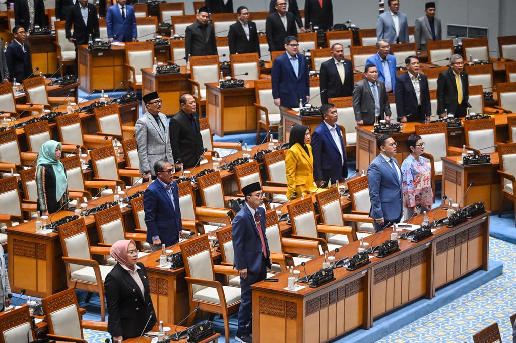 Sejumlah anggota DPR bersiap mengikuti Rapat Paripurna Ke-21 DPR Masa Persidangan V Tahun Sidang 2025-2026 di Kompleks Parlemen, Senayan, Jakarta, Selasa (30/6/2026). Rapat tersebut membahas penyampaian laporan hasil pemeriksaan atas laporan keuangan pemerintah pusat (LHP LKPP) Tahun 2025 oleh BPK dan menyetujui naturalisasi atlet sepak bola Mitchell Lee Baker dan Luke Anthony Vickery menjadi warga negara Indonesia (WNI). ANTARA FOTO/Rivan Awal Lingga/nym. Rapat Paripurna DPR