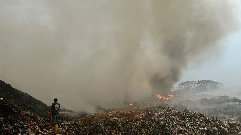 Petugas masih berusaha memadamkan Kebakaran di TPA Jatiwaringin pada Rabu (01/07) titik api meluas. Foto /Rhomi Ramdani Kebakaran TPA Jatiwaringin