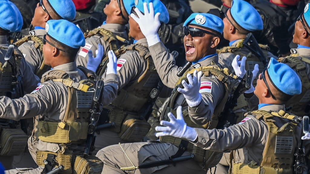 Anggota Polri dari Korps Brimob melakukan defile pada peringatan HUT Ke-80 Bhayangkara di Pusat Latihan Brimob Polri, Cikeas, Bogor, Jawa Barat, Rabu (1/7/2026). Polri menggelar peringatan HUT Ke-80 Bhayangkara bertema 80 Tahun Pengabdian Polri untuk Masyarakat yang diisi dengan upacara, parade, penganugerahan tanda kehormatan, defile, serta pameran alat utama dan alat khusus produksi dalam negeri. ANTARA FOTO/Bayu Pratama S/gp/tom. Defile HUT Ke-80 Bhayangkara