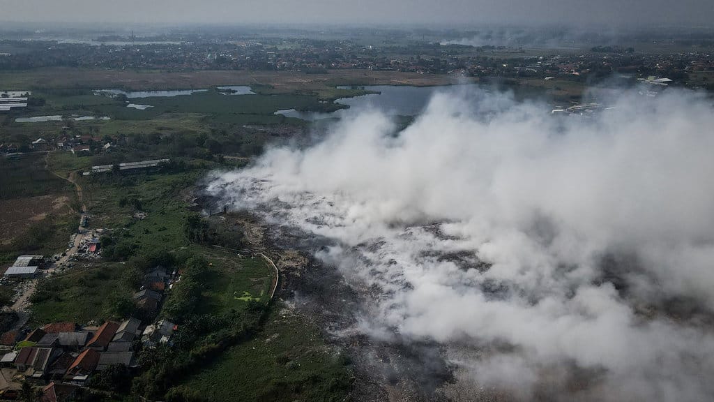 Foto udara asap membumbung tinggi dari tumpukan sampah yang terbakar di Tempat Pembuangan Akhir (TPA) Jatiwaringin, Kabupaten Tangerang, Banten, Rabu (1/7/2026). Badan Nasional Penanggulangan Bencana (BNPB) menyatakan area yang terdampak kebakaran TPA Jatiwaringin telah meluas mencapai sekitar 15 hektare akibat kondisi cuaca panas dan embusan angin yang kencang sehingga mempercepat penyebaran api. ANTARA FOTO/Putra M. Akbar/YU Kebakaran TPA Jatiwaringin meluas