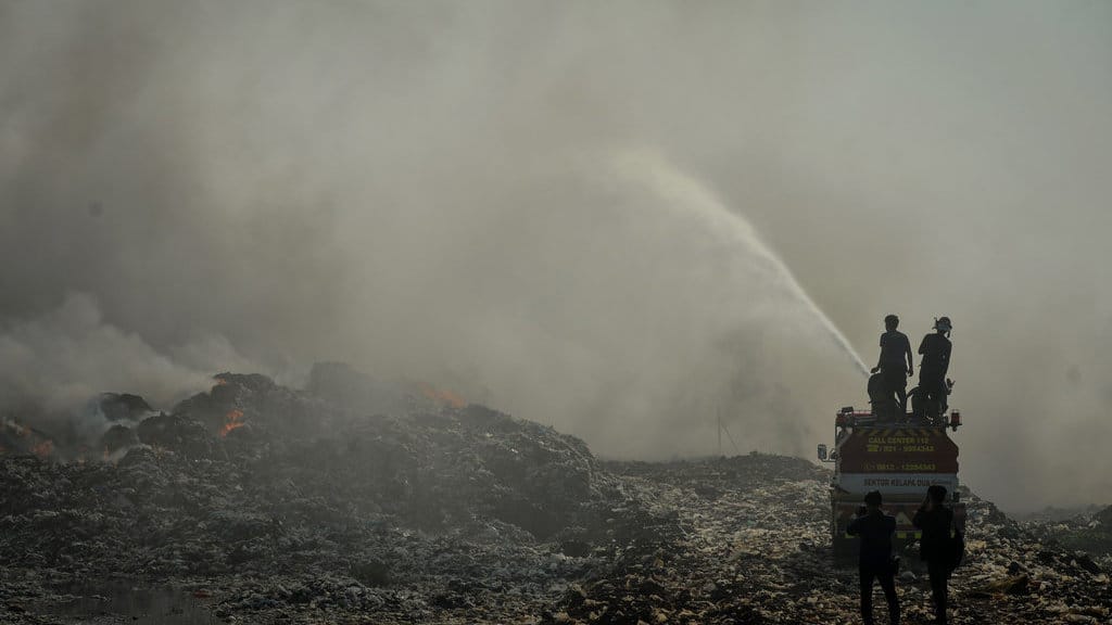 Petugas pemadam kebakaran berusaha memadamkan api di Tempat Pembuangan Akhir (TPA) Jatiwaringin, Kabupaten Tangerang, Banten, Rabu (1/7/2026). Badan Nasional Penanggulangan Bencana (BNPB) menyatakan area yang terdampak kebakaran TPA Jatiwaringin telah meluas mencapai sekitar 15 hektare akibat kondisi cuaca panas dan embusan angin yang kencang sehingga mempercepat penyebaran api. ANTARA FOTO/Putra M. Akbar/YU Kebakaran TPA Jatiwaringin meluas