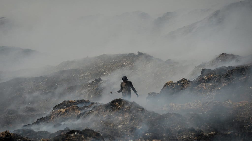 Pemulung memilah sampah pada tumpukan sampah yang terbakar di Tempat Pembuangan Akhir (TPA) Jatiwaringin, Kabupaten Tangerang, Banten, Rabu (1/7/2026). Badan Nasional Penanggulangan Bencana (BNPB) menyatakan area yang terdampak kebakaran TPA Jatiwaringin telah meluas mencapai sekitar 15 hektare akibat kondisi cuaca panas dan embusan angin yang kencang sehingga mempercepat penyebaran api. ANTARA FOTO/Putra M. Akbar/YU Kebakaran TPA Jatiwaringin meluas