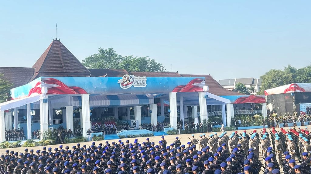 Presiden Prabowo Subianto memimpin puncak peringatan Hari Ulang Tahun (HUT) ke-80 Bhayangkara yang digelar di Satuan Latihan Brimob Polri, Cikeas, Kabupaten Bogor, Jawa Barat, Rabu, (1/7/2026). tirto.id/Fajar Nur HUT Bhayangkara ke 80