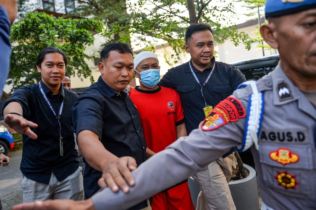 Petugas menggiring tersangka kasus dugaan penyekapan dan penganiayaan berat Taufik Hidayat untuk menjalani rekonstruksi di Gedung Direktorat Reserse Perlindungan Perempuan dan Anak Polda Jabar, Bandung, Jawa Barat, Kamis (2/7/2026). Polda Jabar menggelar rekonstruksi kasus penyekapan dan penganiayaan berat terhadap korban yang berinisial YTR oleh Taufik Hidayat secara tertutup karena diduga mengandung adegan kekerasan seksual. ANTARA FOTO/Raisan Al Farisi/bar Rekonstruksi kasus penyekapan dan penganiayaan di Bandung