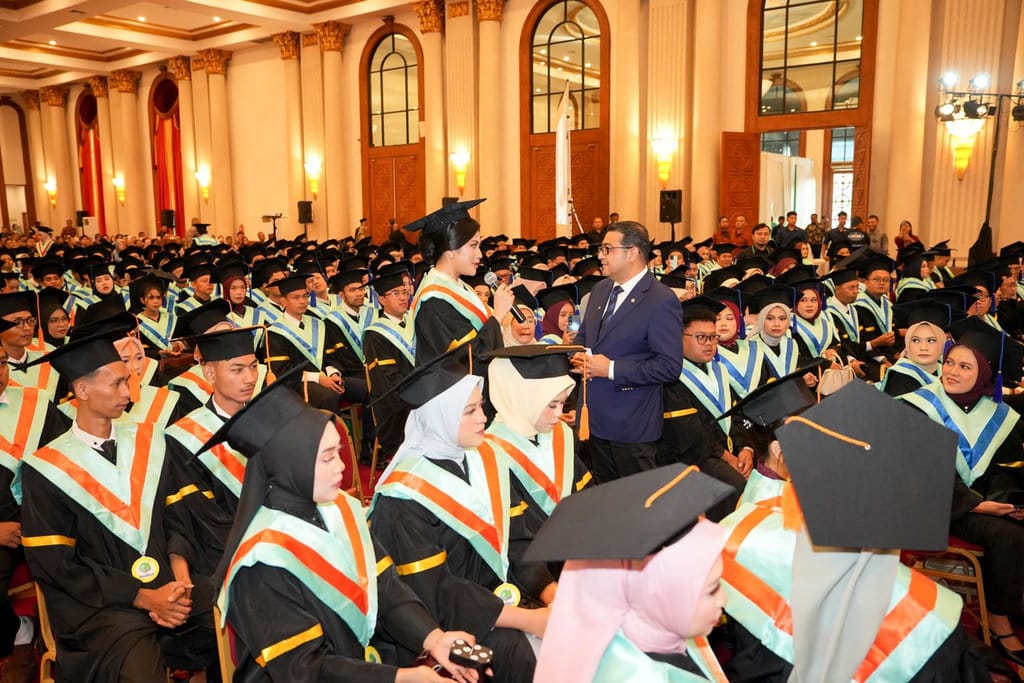 Menteri Ekonomi Kreatif/Kepala Badan Ekonomi Kreatif (Ekraf), Teuku Riefky Harsya, menghadiri acara Wisuda Institut STIAMI ke-49 di Jakarta pada Kamis (2/7/2026). Foto/Dok. Kemenekraf. Wisuda Institut STIAMI ke-49