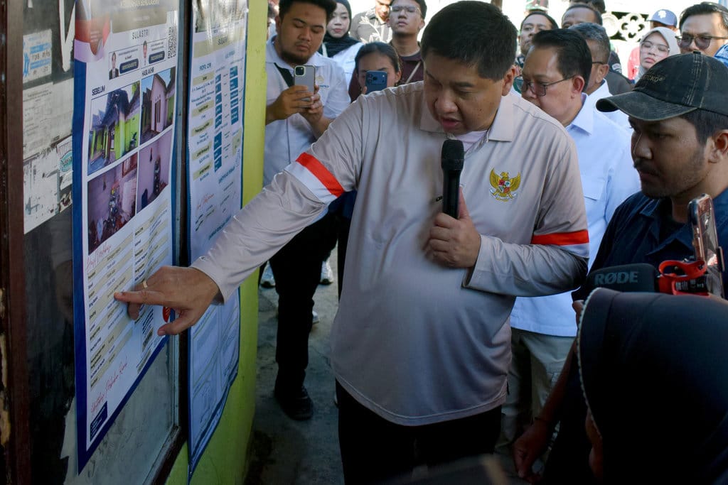 Menteri Perumahan dan Kawasan Permukiman (PKP) Maruarar Sirait meninjau salah satu lokasi sasaran penerima manfaat program Bantuan Stimulan Perumahan Swadaya (BSPS) di Blitar, Jawa Timur, Kamis (2/7/2026). Kementerian PKP akan mulai merenovasi sebanyak 744 rumah sasaran penerima manfaat di daerah itu pada 10 Juli dan ditargetkan selesai pada 10 Oktober, dengan nilai masing-masing rumah sebesar Rp20 juta untuk material bangunan, dan Rp2,5juta sebagai ongkos atau biaya tenaga tukang. ANTARA FOTO/Irfan Anshori/nz Menteri PKP tinjau penerima manfaat program BSPS di Blitar