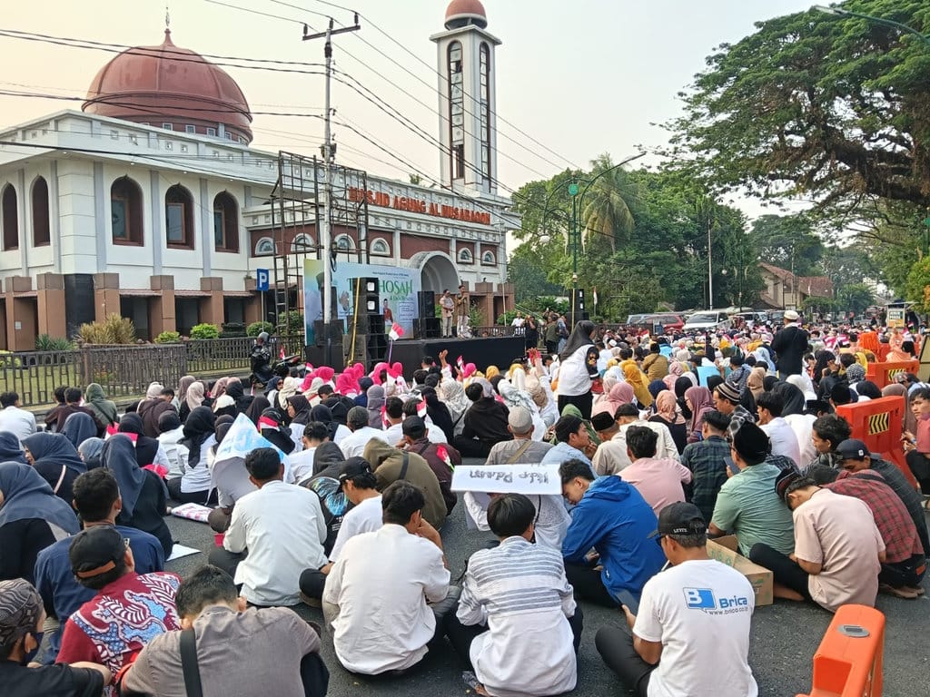 Ribuan warga Subang menggelar doa bersama atau istigosah di halaman Masjid Agung Al-Mushabaqoh Subang, Jumat (3/7/2026) sore. (Sumber: Subang Info_) Ribuan Warga Subang Gelar Istigosah