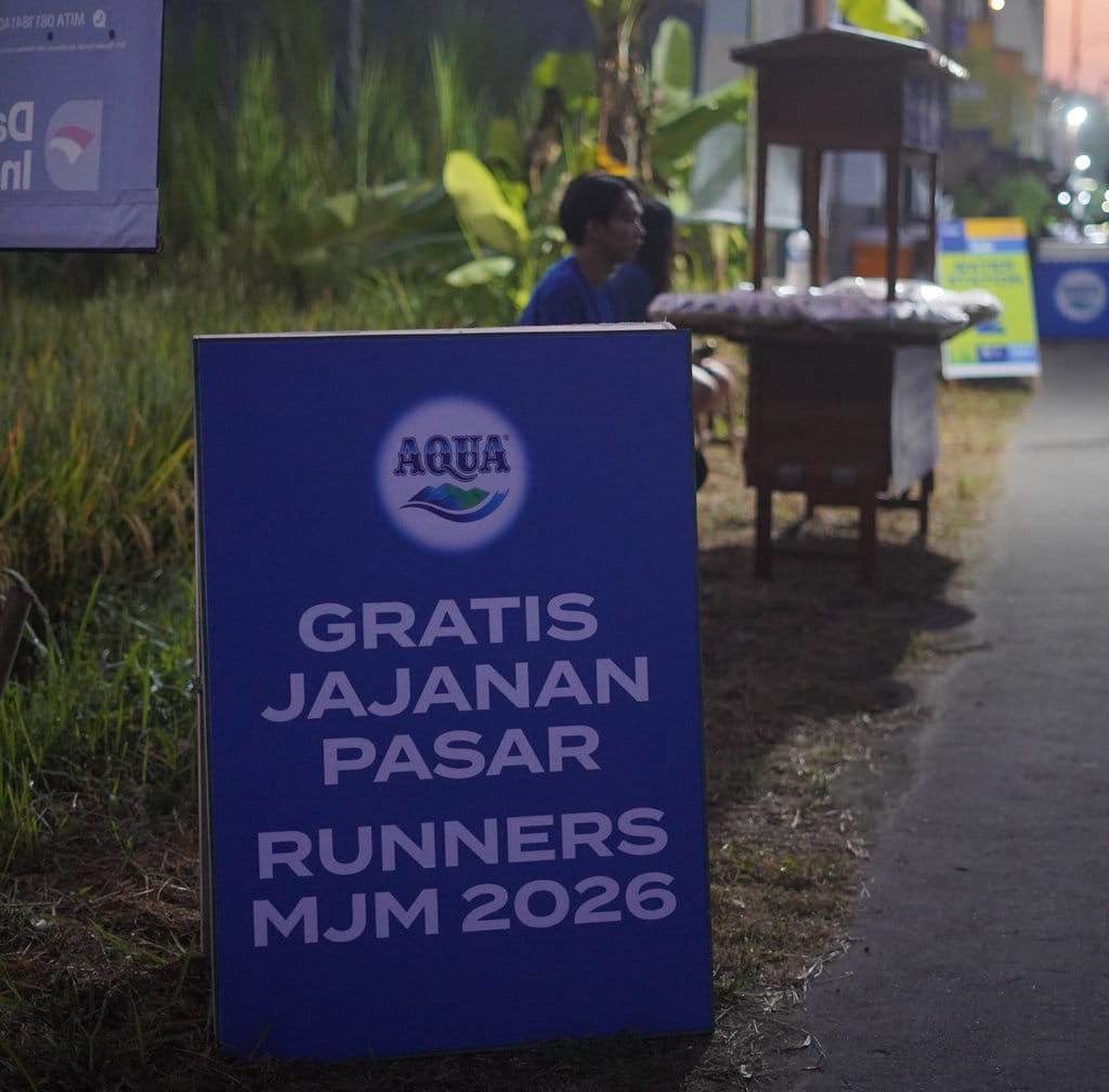 AQUA menghadirkan area jajanan pasar bertema 'Angkringan Adem' yang menyuguhkan beragam camilan tradisional. FOTO/dok. AQUA Body artikel AQUA