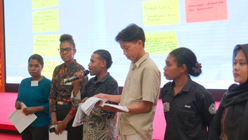 Peserta mempresentasikan hasil diskusi dan solusi berbasis Artificial Intelligence (AI) dalam pelatihan Rural Youth AI Facilitator. Program TJSL Telkom ini membekali talenta muda lokal dengan kompetensi digital untuk mendukung transformasi UMKM serta memperluas literasi AI di Papua Barat Daya. (FOTO/dok. Telkom) Body Artikel Telkom II 2 2026
