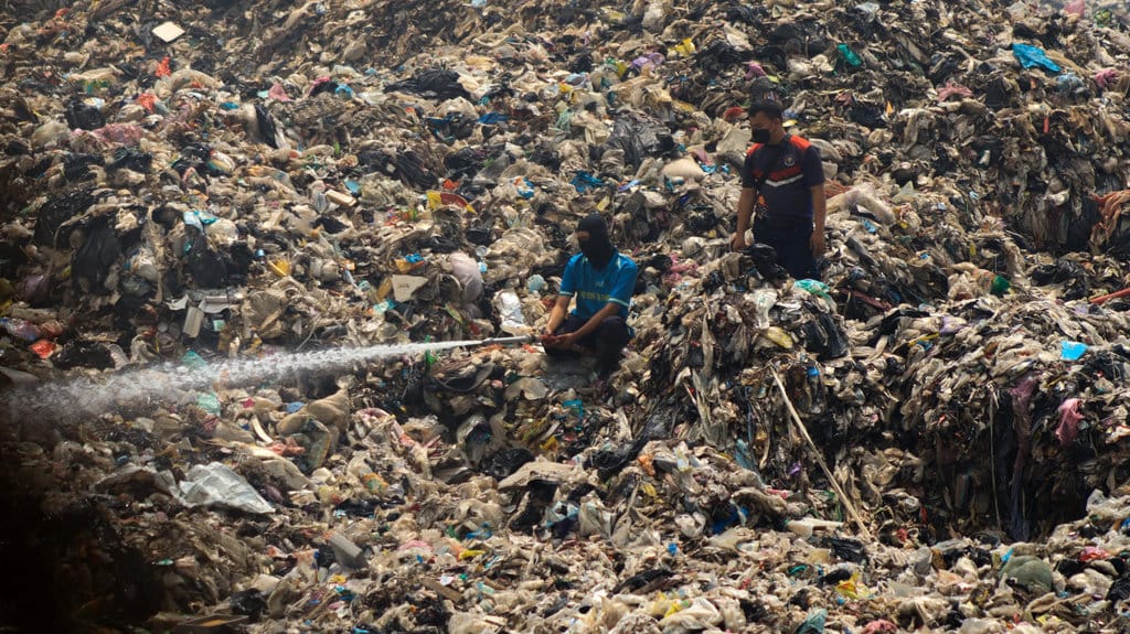 Kebakaran TPA Jatiwaringin, mengakibatkan kualitas udara di sekitar lokasi berada pada kategori berbahaya di Tempat Pembuangan Akhir (TPA) Jatiwaringin, Kabupaten Tangerang, Banten, Kamis (3/7/2026). FOTO/Dok: Kementerian LH kebakaran TPA Jatiwaringin