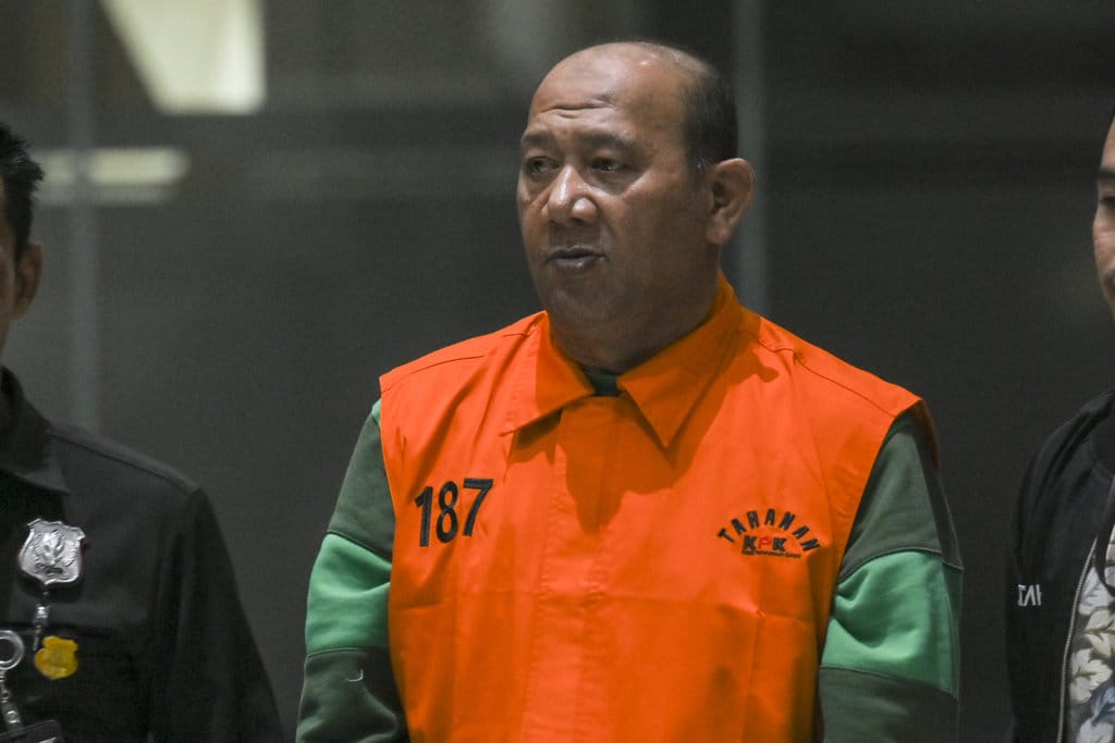 Bupati Langkat Syah Afandin mengenakan rompi tahanan usai menjalani pemeriksaan di Gedung Merah Putih KPK, Jakarta, Sabtu (4/7/2026). KPK menahan Bupati Langkat Syah Afandin usai ditetapkan sebagai tersangka pada kasus suap terkait proyek di lingkungan Kabupaten Langkat tahun 2025-2026. ANTARA FOTO/Hafidz Mubarak A/kye KPK tahan Bupati Langkat Syah Afandin