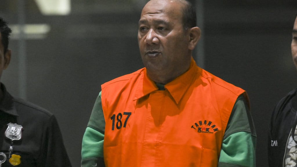 Bupati Langkat Syah Afandin mengenakan rompi tahanan usai menjalani pemeriksaan di Gedung Merah Putih KPK, Jakarta, Sabtu (4/7/2026). KPK menahan Bupati Langkat Syah Afandin usai ditetapkan sebagai tersangka pada kasus suap terkait proyek di lingkungan Kabupaten Langkat tahun 2025-2026. ANTARA FOTO/Hafidz Mubarak A/kye KPK tahan Bupati Langkat Syah Afandin