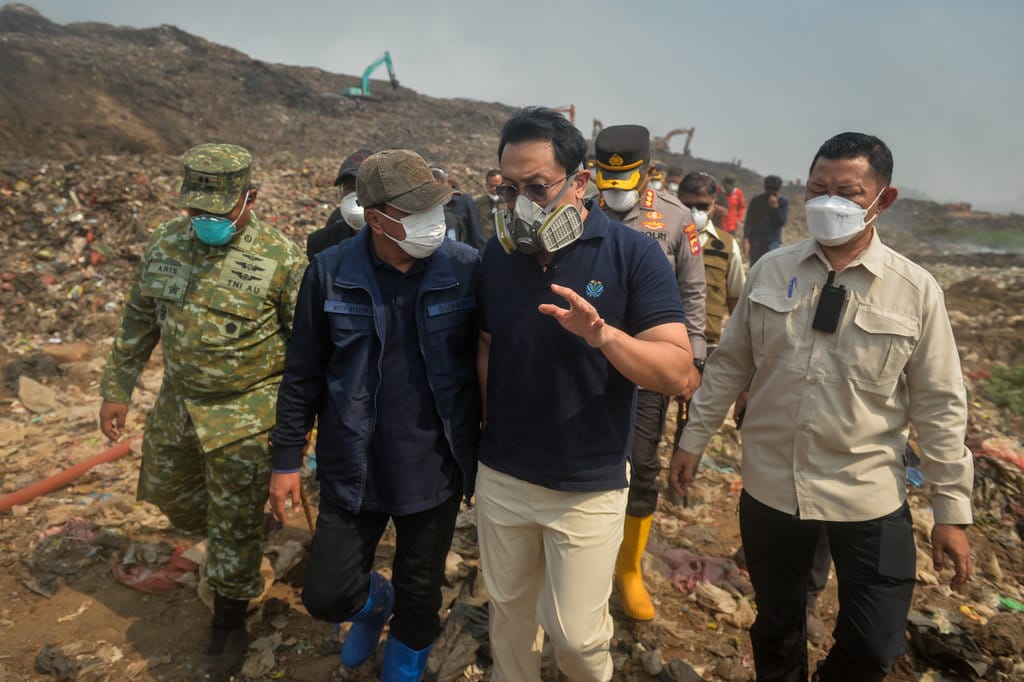 Wakil Menteri Lingkungan Hidup Diaz Hendropriyono (kedua kanan) berbincang dengan Bupati Tangerang Maesyal Rasyid (kedua kiri) saat meninjau kebakaran Tempat Pembuangan Akhir (TPA) Jatiwaringin di Kabupaten Tangerang, Banten, Sabtu (4/7/2026). Peninjauan tersebut untuk memantau langsung upaya pemadaman kebakaran TPA Jatiwaringin dan penanganan dampak yang ditimbulkan terhadap lingkungan sekitar. ANTARA FOTO/Putra M. Akbar/foc. Wamen LH tinjau kebakaran TPA Jatiwaringin