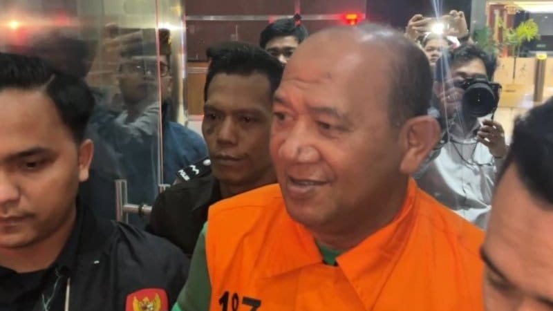 Bupati Langkat Syah Afandin alias Ondim berjalan menuju mobil tahanan dari Gedung Merah Putih KPK, Jakarta, Sabtu (4/7/2026). ANTARA/Rio Feisal Bupati Langkat Syah Afandin alias Ondim berjalan menuju mobil tahanan dari Gedung Merah Putih KPK, Jakarta, Sabtu (4/7/2026). ANTARA/Rio Feisal