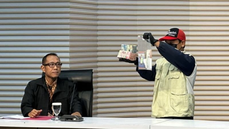 Pelaksana Tugas Direktur Penyidikan Komisi Pemberantasan Korupsi Achmad Taufik Husein (kiri) memperlihatkan barang bukti kasus dugaan suap yang menjerat Bupati Langkat Syah Afandin alias Ondim, di Gedung Merah Putih KPK, Jakarta, Jumat (3/7/2026). (ANTARA/Rio Feisal) Pelaksana Tugas Direktur Penyidikan Komisi Pemberantasan Korupsi Achmad Taufik Husein (kiri) memperlihatkan barang bukti kasus dugaan suap yang menjerat Bupati Langkat Syah Afandin alias Ondim, di Gedung Merah Putih KPK, Jakarta, Jumat (3/7/2026). (ANTARA/Rio Feisal)