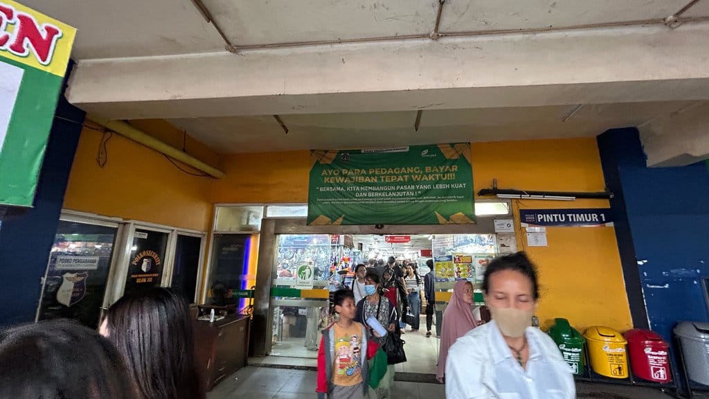 Suasana pedagang seragam sekolah di Pasar Senen, Jakarta Pusat, Jumat (3/7/2026), menjelang tahun ajaran baru. tirto.id/naufal Pedagang Pasar Senen