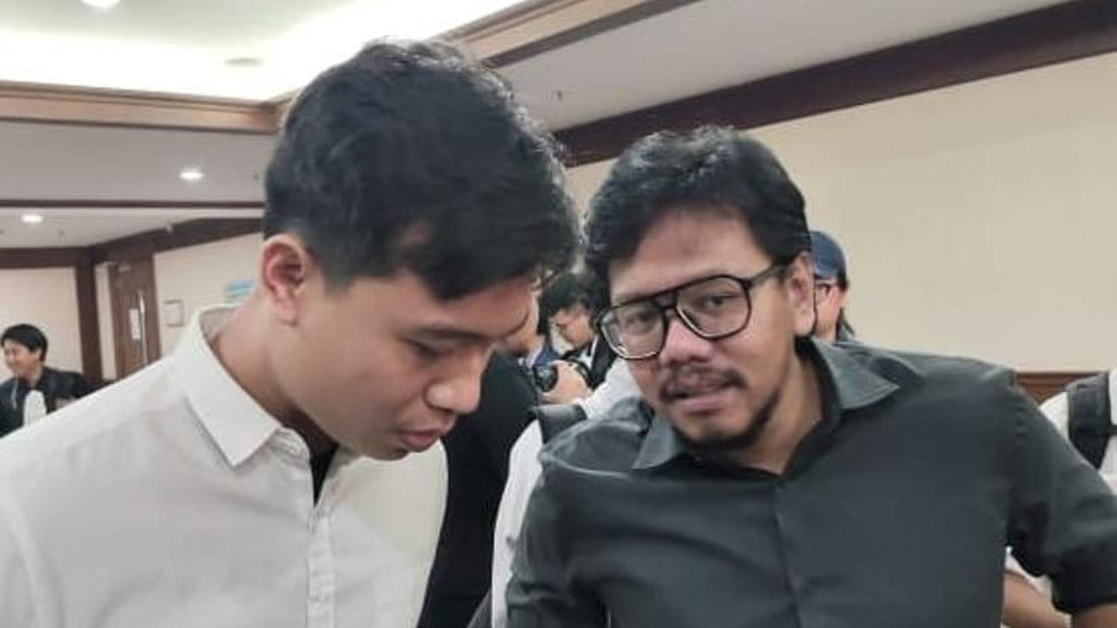 Pegiat Sosial Media, Ferry Irwandi, saat menjadi saksi meringankan untuk terdakwa kasus unggahan terkait kasus demonstrasi berujung kericuhan pada Agustus 2025, Khariq Anhar, di Pengadilan Negeri Jakarta Pusat, Senin (6/7/2026). tirto.id/Auliya Umayna Ferry Irwandi sidang kasus unggahan demonstrasi