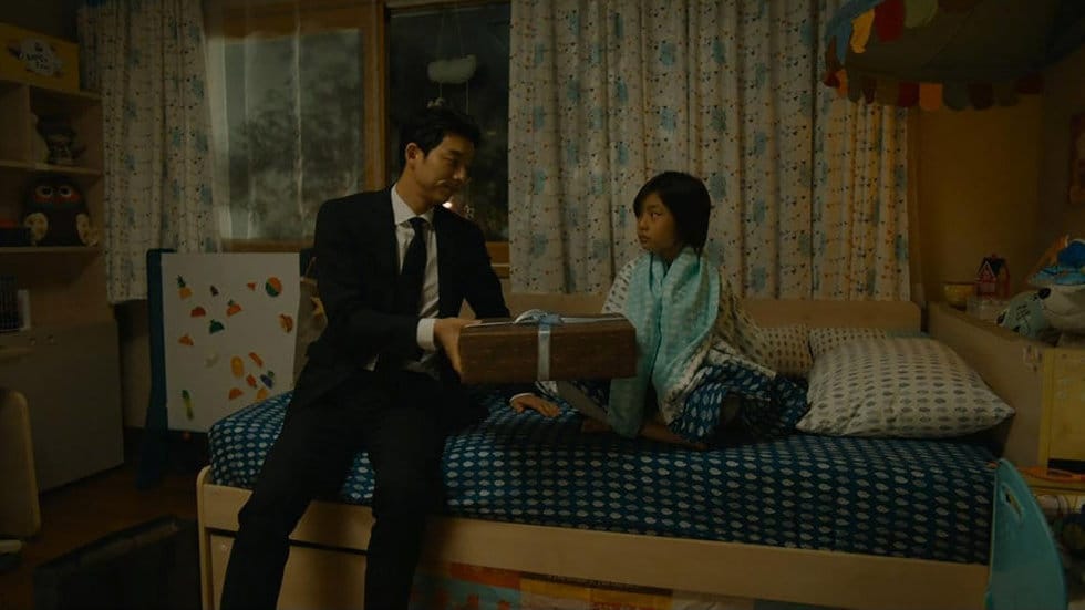 Sutradara Yeon Sang-ho membangun karakter bapak dan anak, antara Kim Su-an and Gong Yoo di film Zombie Korea, Train to Busan (2016). FOTO/IMDB film Zombie Korea, Train to Busan