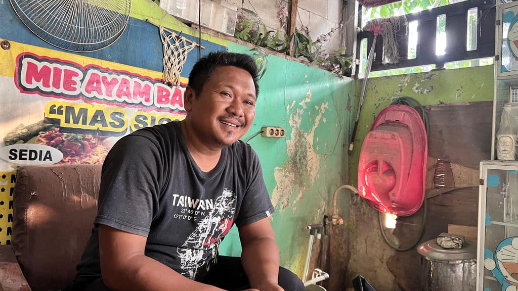 Edi Ubaidillah selaku warga Kampung Pulo Babulak, RT 002/01, Desa Rajeg Mulya, Kecamatan Rajeg, Kabupaten Tangerang. tirto.id/Ayu Mumpuni Kondisi Kebakaran TPA Jatiwaringin