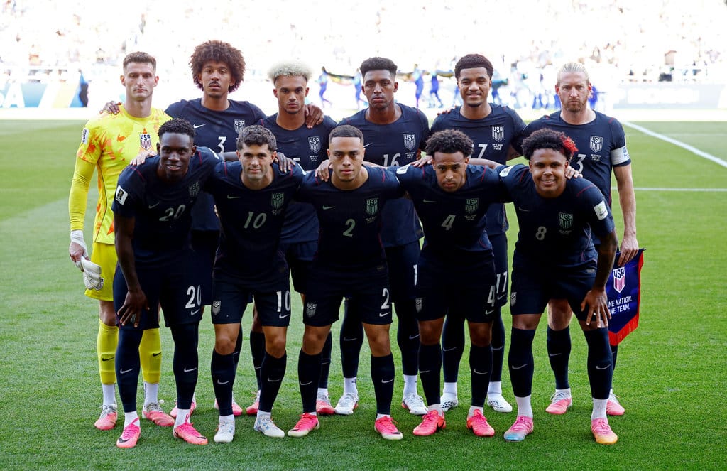 Para pemain Timnas Amerika Serikat berpose untuk foto tim sebelum pertandingan babak 16 besar Piala Dunia 2026 melawan Belgia di Stadion Seattle, Seattle, Washington, AS, 6 Juli 2026. (REUTERS/Albert Gea) Timnas Amerika Serikat