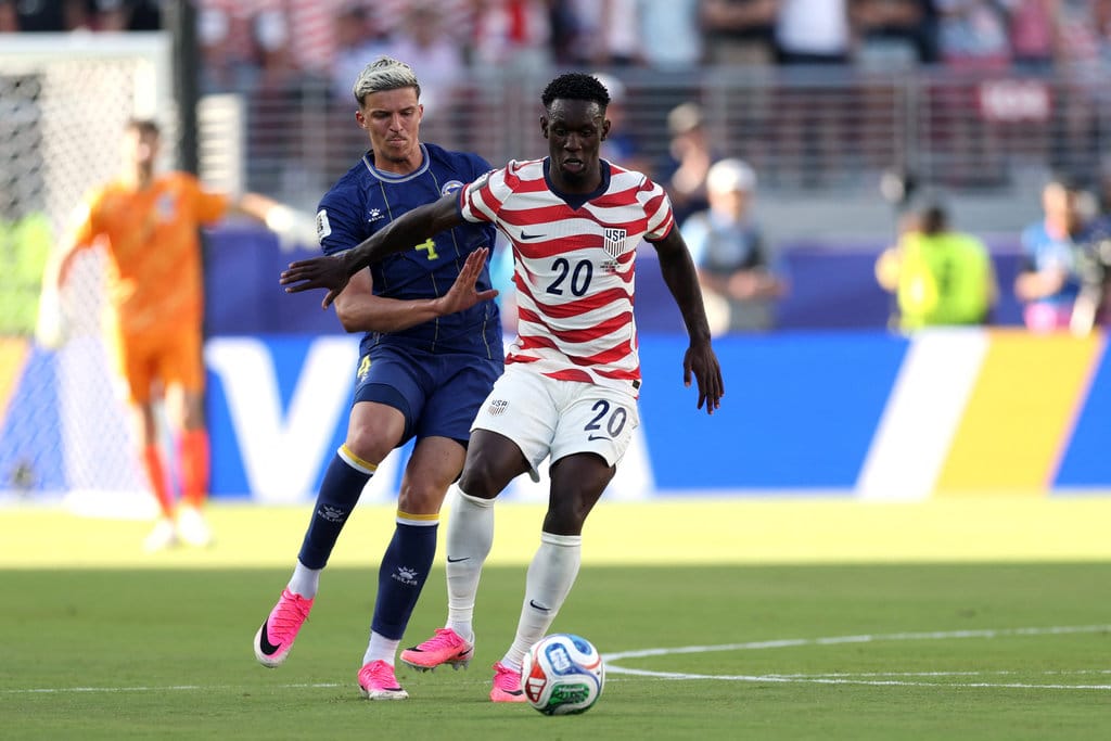 SANTA CLARA, CALIFORNIA - 1 JULI: Folarin Balogun #20 dari Amerika Serikat dihadang oleh Tarik Muharemovic #4 dari Bosnia dan Herzegovina dalam pertandingan babak 32 besar Piala Dunia FIFA 2026 antara AS dan Bosnia dan Herzegovina di San Francisco Bay Area Stadium pada 1 Juli 2026 di Santa Clara, California. (Photo by Jamie Squire/Getty Images via AFP) Folarin Balogun