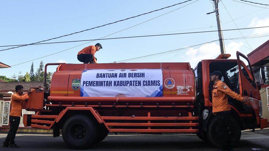 Personel BPBD memeriksa mobil tangki air bersih di Kantor BPBD Kabupaten Ciamis, Jawa Barat, Selasa (7/7/2026). ANTARA FOTO/Adeng Bustomi/sgd Distribusi air bersih dampak kekeringan di Ciamis