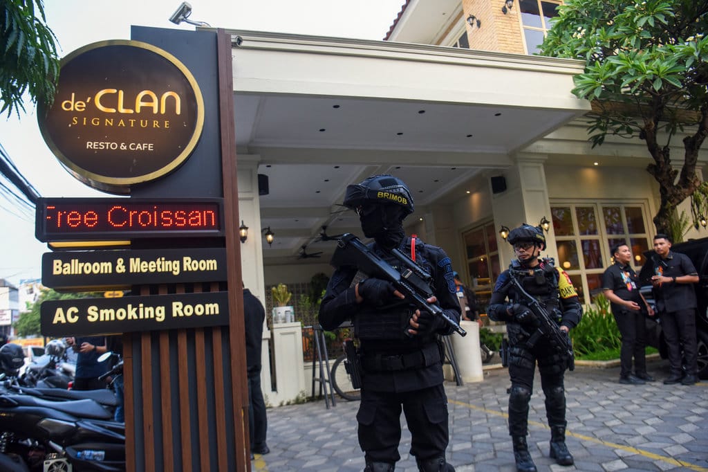 Personel Brimob berjaga di depan salah satu kafe saat berlangsungnya penggeledahan di kawasan Cipete, Jakarta, Rabu (8/7/2026). ANTARA FOTO/Indrianto Eko Suwarso/kye Kortas Tipikor Polri geledah kafe di Cipete