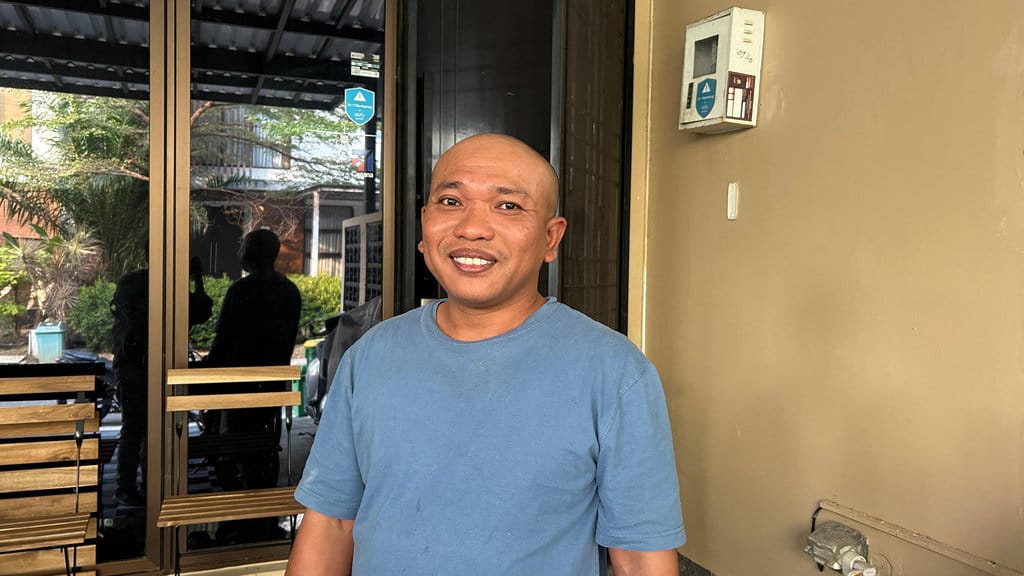 Ferry Adrianto, warga kompleks di Rorotan, Jakarta Utara, yang terimbas bau proyek RDF Plant Rorotan, ditemui pada Rabu (8/7/2026). tirto.id/M Naufal Ferry Adrianto
