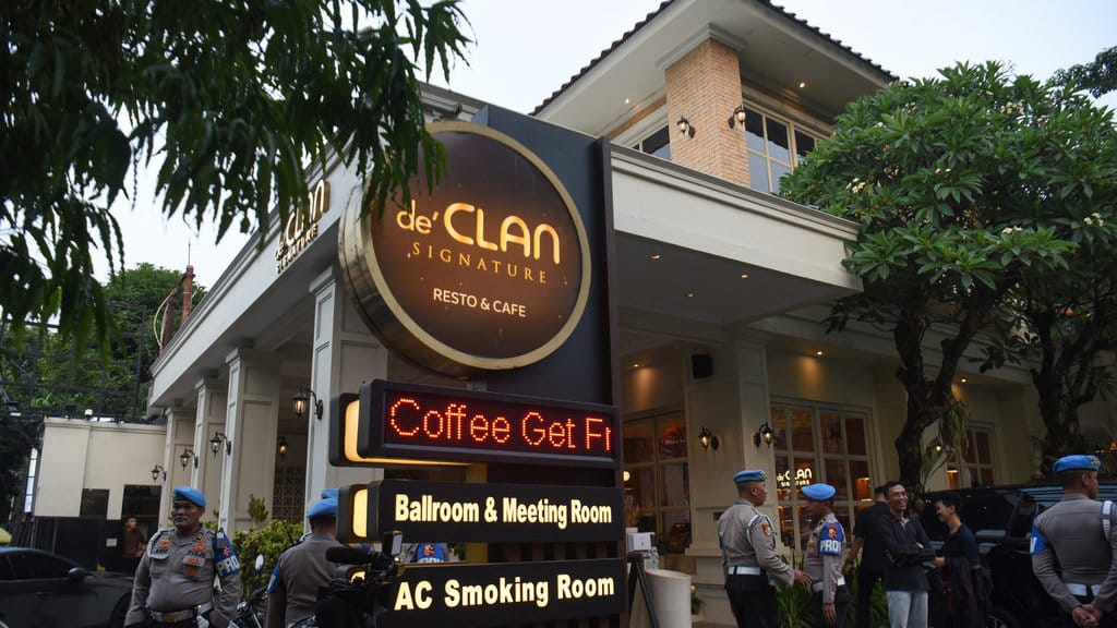 Personel Provost Polri berada di depan salah satu kafe saat berlangsungnya penggeledahan di kawasan Cipete, Jakarta, Rabu (8/7/2026). Tim Kortas Tipikor Polri dan Polda Metro Jaya menggeledah kafe dan money changer di kawasan Cipete, Jakarta Selatan untuk penyidikan dugaan kasus korupsi pasokan batu bara yang melibatkan PT PLN (Persero), PT Asabri (Persero), dan PT Krakatau Steel, dimana ketiga kasus tersebut menyangkut pemadaman listrik (blackout) di bawah pengelolaan PT PLN (Persero), kasus dugaan korupsi Asabri dan Jiwasraya tahun 2020-2025, dan dugaan pencucian uang dalam proses penyelesaian utang PT CBS kepada PT KNI. ANTARA FOTO/Indrianto Eko Suwarso/kye Kortas Tipikor Polri geledah kafe di Cipete