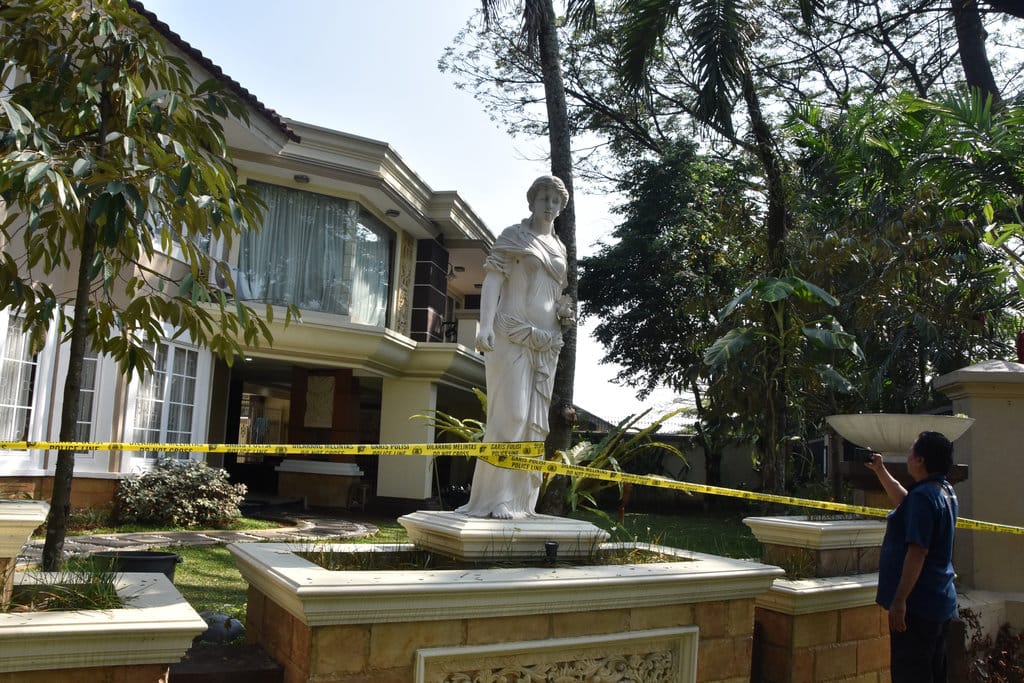 Jurnalis televisi merekam suasana rumah mewah yang dipasangi garis polisi usai penggeledahan di kawasan Sentul, Babakan Madang, Kabupaten Bogor, Jawa Barat, Kamis (9/7/2026). Tim penyidik Korps Pemberantasan Tindak Pidana Korupsi (Kortastipidkor) Polri menyita emas batangan, mata uang asing, dan uang tunai senilai sekitar Rp476 miliar dari rumah tersebut sebagai bagian dari penyidikan dugaan tindak pidana korupsi dan tindak pidana pencucian uang (TPPU). ANTARA FOTO/Arif Firmansyah/kye Suasana rumah mewah di Sentul pascapenggeledahan