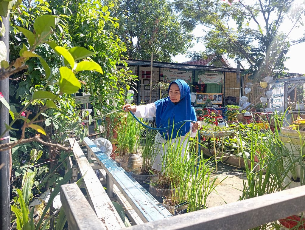 Kegiatan pertanian perkotaan dan pengolahan sampah di kawasan Jasmine Integrated Farming, Antapani Tengah, Kota Bandung, Selasa (7/7/2026). tirto.id/Muhamad Nizar. Jasmine Integrated Farming
