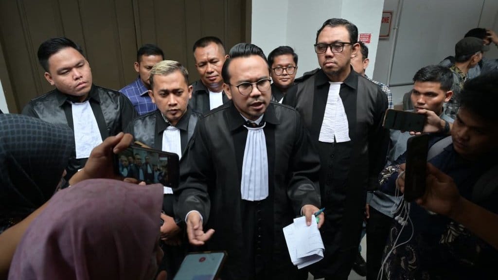 Ketua tim pengacara terdakwa Abdul Wahid, Kemal Shahab saat diwawancarai awak media usai persidangan. Foto: tirto.id/ Abdul Haris tim pengacara terdakwa Abdul Wahid