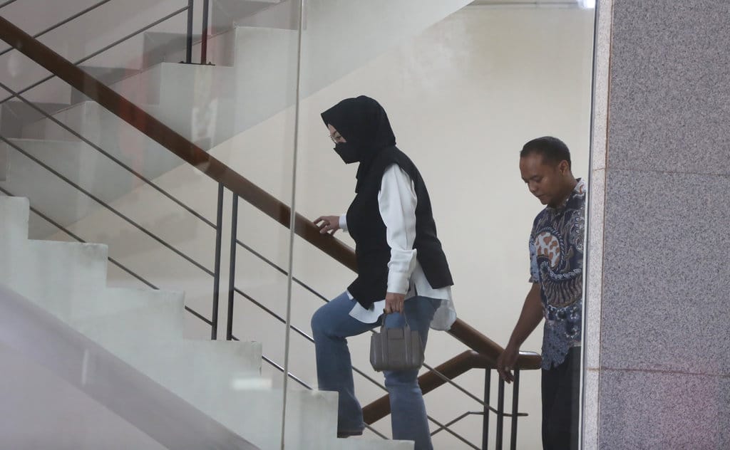 Bupati Sukoharjo Etik Suryani (kiri) dikawal petugas saat tiba untuk menjalani pemeriksaan di Gedung Merah Putih KPK, Jakarta, Jumat (10/7/2026). Etik Suryani ditangkap bersama empat orang lainnya dalam operasi tangkap tangan (OTT) KPK terkait dugaan pemerasan terhadap para perangkat daerah di Kabupaten Sukoharjo. ANTARA FOTO/Reno Esnir/IES/nz Bupati Sukoharjo tiba di KPK usai terjaring OTT