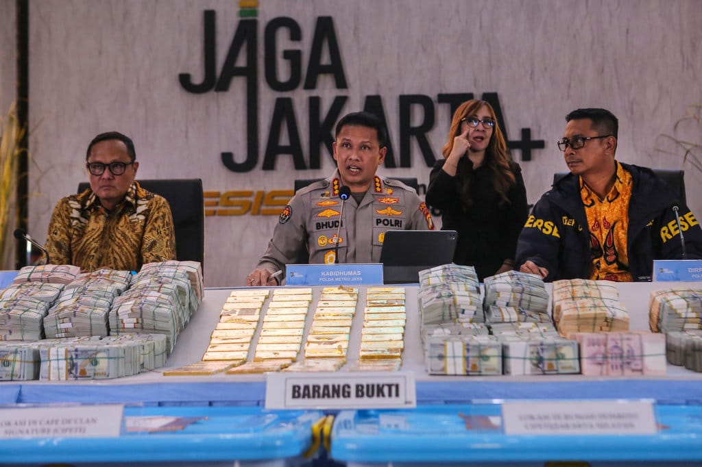 Kepala Bidang Hubungan Masyarakat (Kabid Humas) Polda Metro Jaya Kombes Pol Budi Hermanto (tengah) didampingi Direktur Penindakan Korps Pemberantasan Tindak Pidana Korupsi (Kortastipidkor) Polri Brigjen Pol Robertus Yohanes De Deo (kiri) dan Dirreskrimsus Polda Metro Jaya Kombes Pol Victor Dean Mackbon (kanan) menyampaikan keterangan saat konferensi pers di Polda Metro Jaya, Jakarta, Jumat (10/7/2026). ANTARA FOTO/Asprilla Dwi Adha/foc. Konferensi pers Polda Metro Jaya