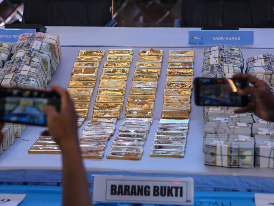 Wartawan memfoto barang bukti emas dan sejumlah uang saat ditampilkan pada konferensi pers di Polda Metro Jaya, Jakarta, Jumat (10/7/2026). ANTARA FOTO/Asprilla Dwi Adha/foc. Konferensi pers Polda Metro Jaya