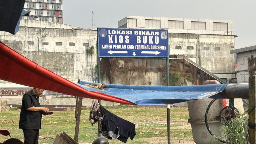 Plang penanda Lokasi Binaan Kios Buku yang berdiri di kawasan samping Terminal Senen, Jakarta Pusat, Rabu (8/7/2026). tirto.id/Hanang Septioyudho Newsplus Masa Depan Lapak Buku Bekas Senen
