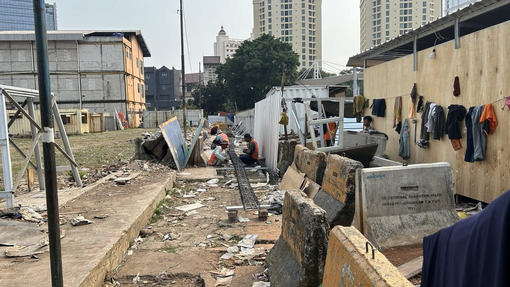 Kondisi salah satu sudut area di bagian belakang Lokasi Binaan Kios Buku Terminal Senen yang telah dibongkar dan mulai memasuki tahap pembangunan, Rabu (8/7/2026). tirto.id/Hanang Septioyudho Newsplus Masa Depan Lapak Buku Bekas Senen