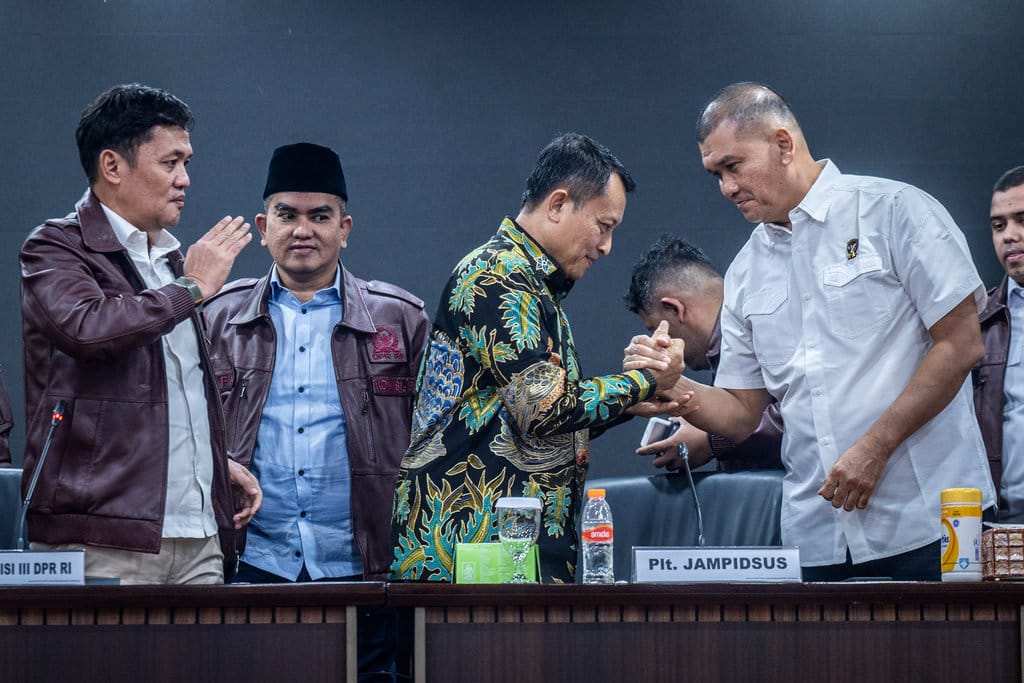 Plt Jaksa Agung Muda Tindak Pidana Khusus (Jampidsus) Rudi Margono (kedua kanan) berjabat tangan dengan Kepala Korps Pemberantasan Tindak Pidana Korupsi (Kakortas Tipidkor) Polri Irjen Pol Totok Suharyanto (kanan) disaksikan Ketua Komisi III DPR Habiburokhman (kiri) usai konferensi pers di Kejaksaan Agung, Jakarta, Sabtu (11/7/2026). Dalam konferensi pers tersebut tiga perkara dugaan korupsi yang sebelumnya ditangani Kortas Tipidkor Polri dan Polda Metro Jaya dilimpahkan ke Kejaksaan Agung sebagai upaya mempercepat penyelesaian perkara sekaligus memperkuat sinergi antaraparat penegak hukum. ANTARA FOTO/Bayu Pratama S/bar Konferensi pers Kejaksaan Agung