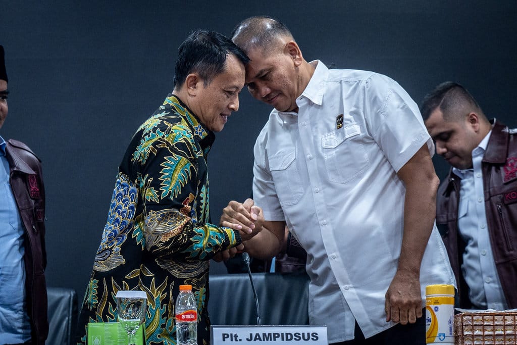 Plt Jaksa Agung Muda Tindak Pidana Khusus (Jampidsus) Rudi Margono (kiri) berjabat tangan dengan Kepala Korps Pemberantasan Tindak Pidana Korupsi (Kakortas Tipidkor) Polri Irjen Pol Totok Suharyanto (kanan) usai konferensi pers di Kejaksaan Agung, Jakarta, Sabtu (11/7/2026). Dalam konferensi pers tersebut tiga perkara dugaan korupsi yang sebelumnya ditangani Kortas Tipidkor Polri dan Polda Metro Jaya dilimpahkan ke Kejaksaan Agung sebagai upaya mempercepat penyelesaian perkara sekaligus memperkuat sinergi antaraparat penegak hukum. ANTARA FOTO/Bayu Pratama S/bar Konferensi pers Kejaksaan Agung