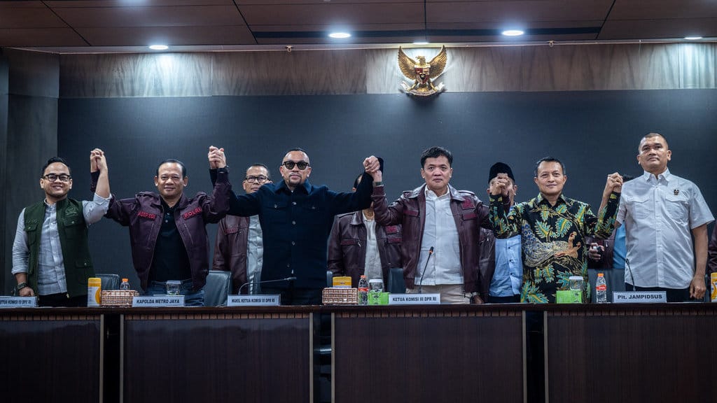 Plt Jaksa Agung Muda Tindak Pidana Khusus (Jampidsus) Rudi Margono (kedua kanan) bersama Ketua Komisi III DPR Habiburokhman (ketiga kanan) Wakil Ketua Komisi III Moh Rano Alfath (kiri), Ahmad Sahroni (ketiga kiri), Kapolda Metro Jaya Komjen Pol Asep Edi Suheri (kedua kiri) dan Kepala Korps Pemberantasan Tindak Pidana Korupsi (Kakortas Tipidkor) Polri Irjen Pol Totok Suharyanto (kanan) berjabat tangan usai konferensi pers di Kejaksaan Agung, Jakarta, Sabtu (11/7/2026). Dalam konferensi pers tersebut tiga perkara dugaan korupsi yang sebelumnya ditangani Kortas Tipidkor Polri dan Polda Metro Jaya dilimpahkan ke Kejaksaan Agung sebagai upaya mempercepat penyelesaian perkara sekaligus memperkuat sinergi antaraparat penegak hukum. ANTARA FOTO/Bayu Pratama S/bar Konferensi pers Kejaksaan Agung