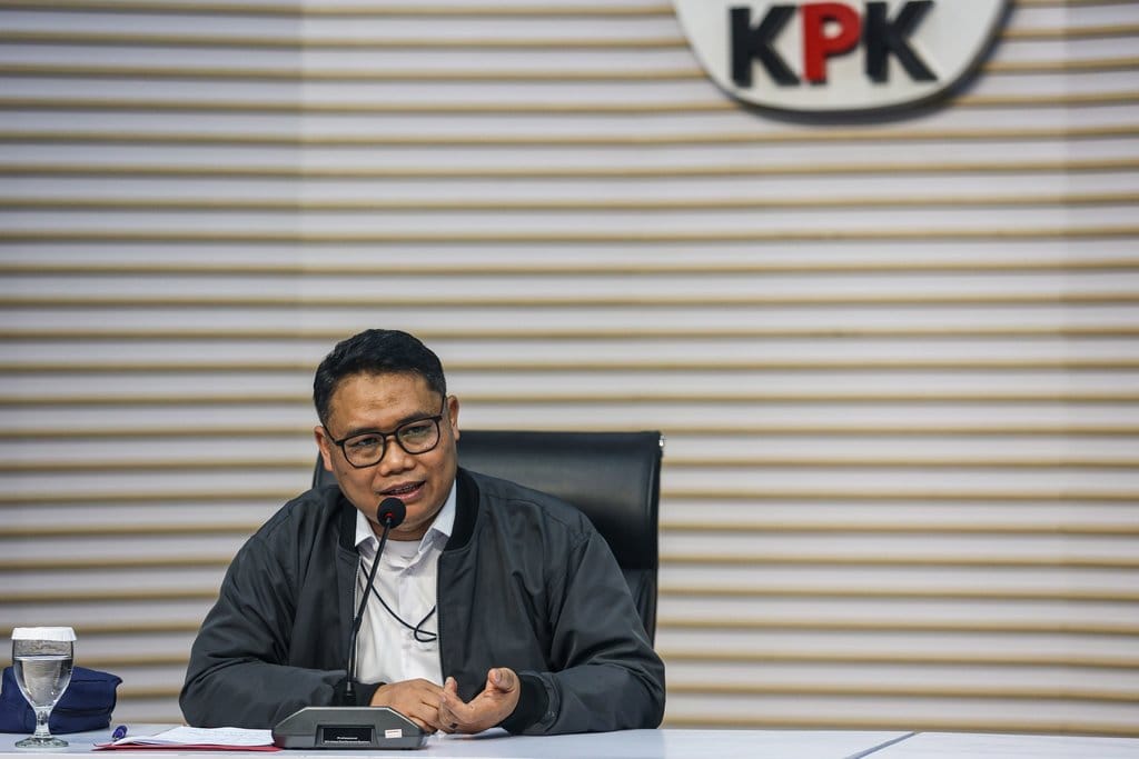 Deputi Penindakan dan Eksekusi KPK Asep Guntur Rahayu menyampaikan keterangan saat konferensi pers operasi tangkap tangan (OTT) Bupati Sukoharjo Etik Suryani di Gedung Merah Putih KPK, Jakarta, Sabtu (11/7/2026). KPK menetapkan Bupati Sukoharjo Etik Suryani, Kepala Badan Pengelolaan Keuangan dan Aset Daerah (BPKAD) Richard Tri Handoko serta Kepala Bagian Umum Sekretariat Daerah (Setda) Kabupaten Sukoharjo Tri Mulyo sebagai tersangka dalam kasus dugaan pemerasan terhadap perangkat daerah di Kabupaten Sukoharjo dengan barang bukti berupa uang tunai Rp6,4 miliar, valuta asing senilai sekitar Rp7,5 miliar serta 25 keping logam mulia masing-masing seberat 100 gram atau total 2,5 kilogram senilai sekitar Rp7,3 miliar. ANTARA FOTO/Darryl Ramadhan/agr KPK ungkap OTT Bupati Sukoharjo