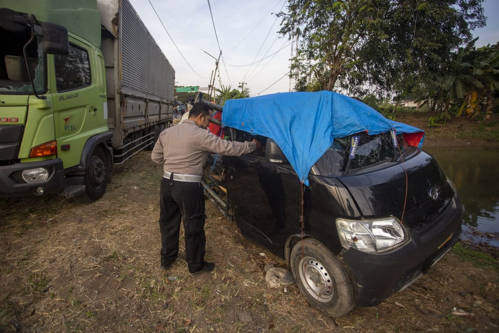 Polisi memeriksa mobil bak terbuka yang mengalami kecelakaan di jalur Pantura Kiajaran Kulon, Lohbener, Indramayu, Jawa Barat, Minggu (12/7/2026). Kecelakaan yang melibatkan sebuah mobil pick up dan dua truk tronton itu menyebabkan 11 orang meninggal dunia. ANTARA FOTO/Dedi Suwidiantoro/bar Kecelakaan maut di Pantura Indramayu
