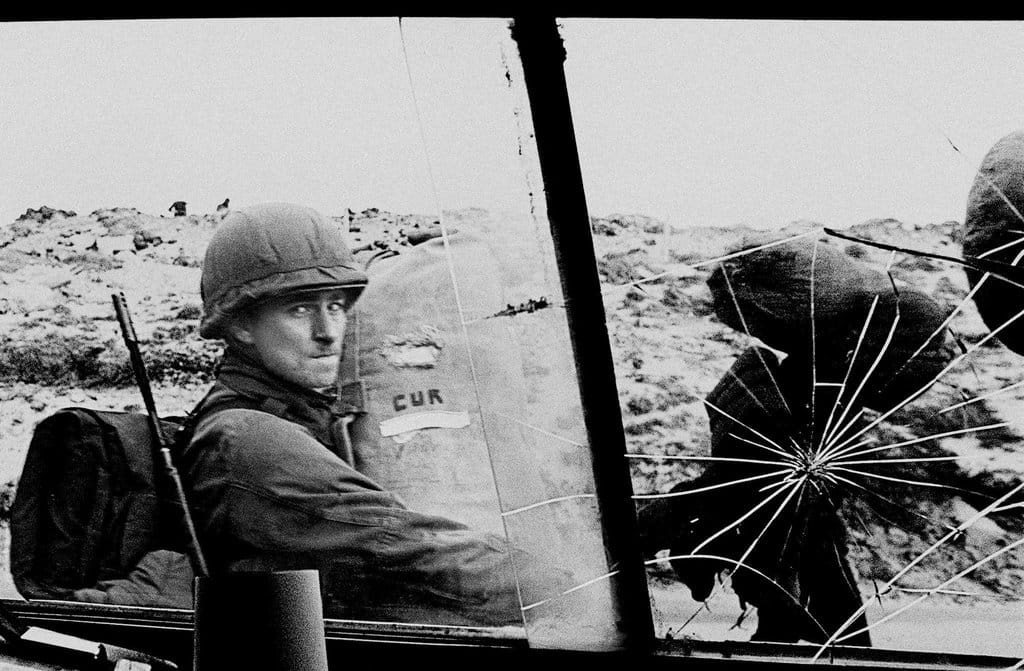 Tentara Argentina ini difoto pada 13 April 1982 saat dalam perjalanan untuk menduduki pangkalan Royal Marines yang telah direbut di Puerto Argentino/Port Stanley, beberapa hari setelah kediktatoran militer Argentina menguasai Kepulauan Malvinas/Falkland, yang memicu perang antara Argentina dan Inggris. (Foto oleh DANIEL GARCIA / AFP) Perang Malvinas (Falklands War) 1982