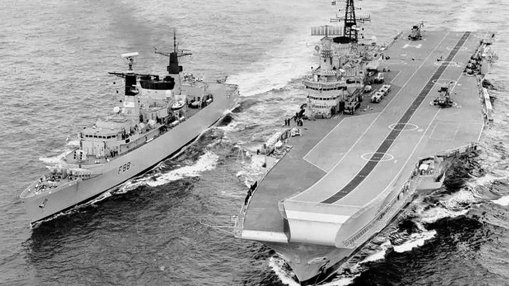 HMS Broadsword and Hermes, 1982 (IWM). FOTO/commons.wikimedia.org Perang Malvinas (Falklands War) 1982